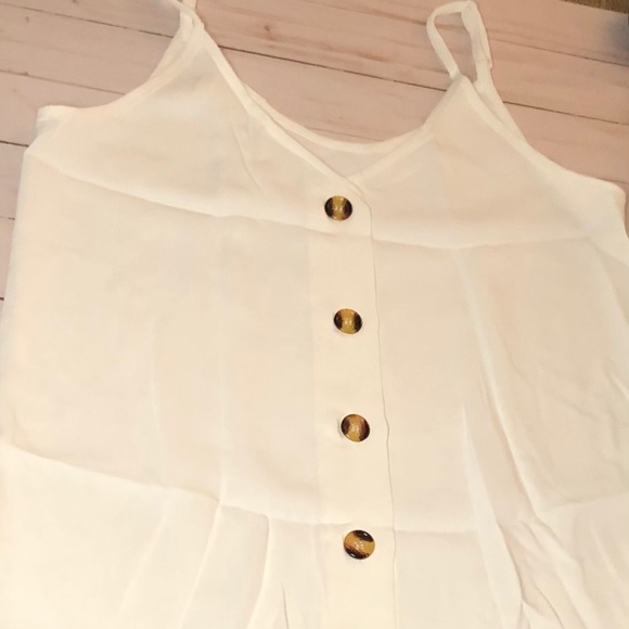 Tops - 🎉 White Spaghetti Strap Tank w/Wooden Buttons